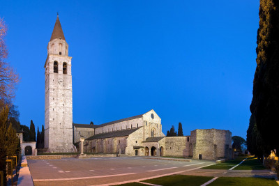 Veduta del complesso basilicale da piazza Capitolo